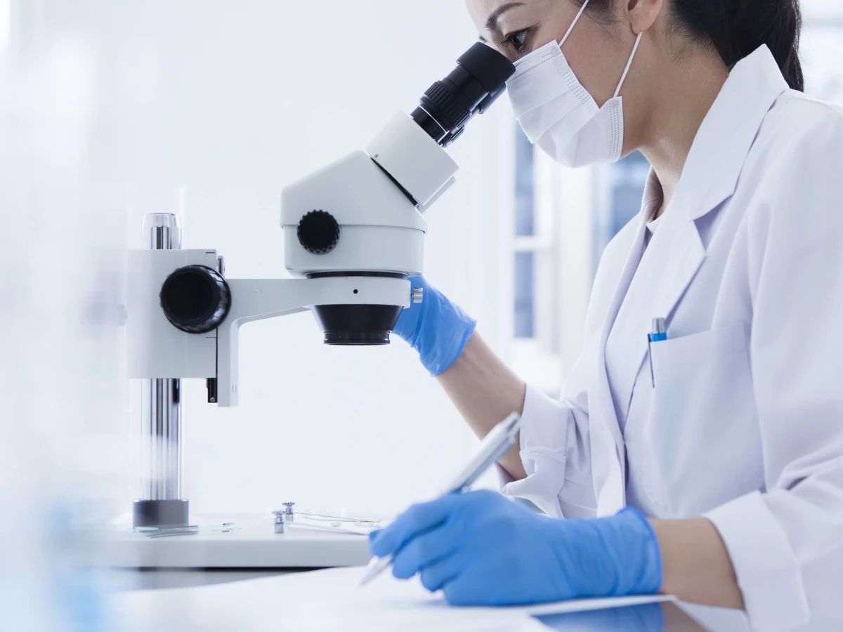 顕微鏡を使用して研究を行う女性研究員